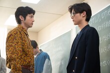 第2話より、なっちゃん（左 / 山田裕貴）と出会ううっちゃん（右 / 中川大志）。(c)NHK