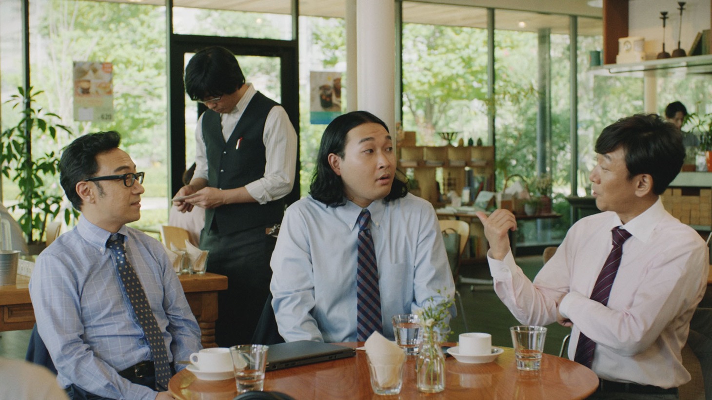 かが屋・賀屋が東京03と共演する「さとふる」の新CM。