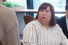 ドラマ「監察医 朝顔」より、3時のヒロイン・かなでの登場シーン。(c)フジテレビ