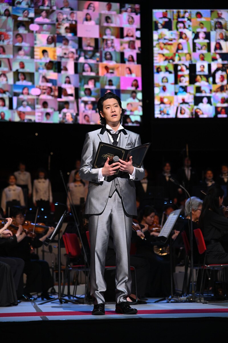 「サントリー1万人の第九」で総合司会を務めた霜降り明星・粗品。