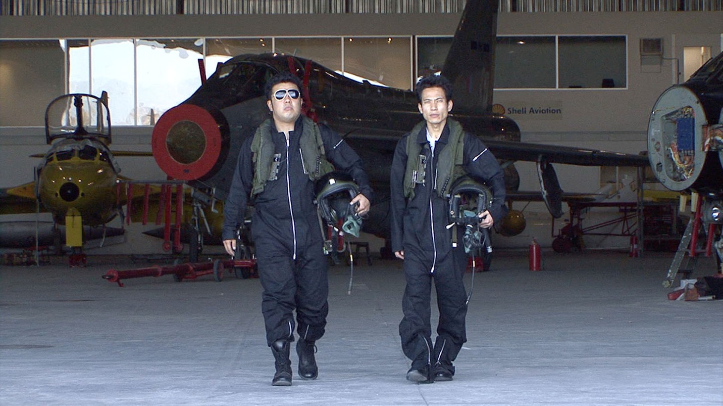 「びしょびしょの洗濯物を戦闘機につけて飛ばしたら乾くのか？in 南アフリカ」のワンシーン。