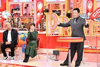 MCのくりぃむしちゅー有田とゲストの関口メンディー（左）、小芝風花（中央）。(c)TBS