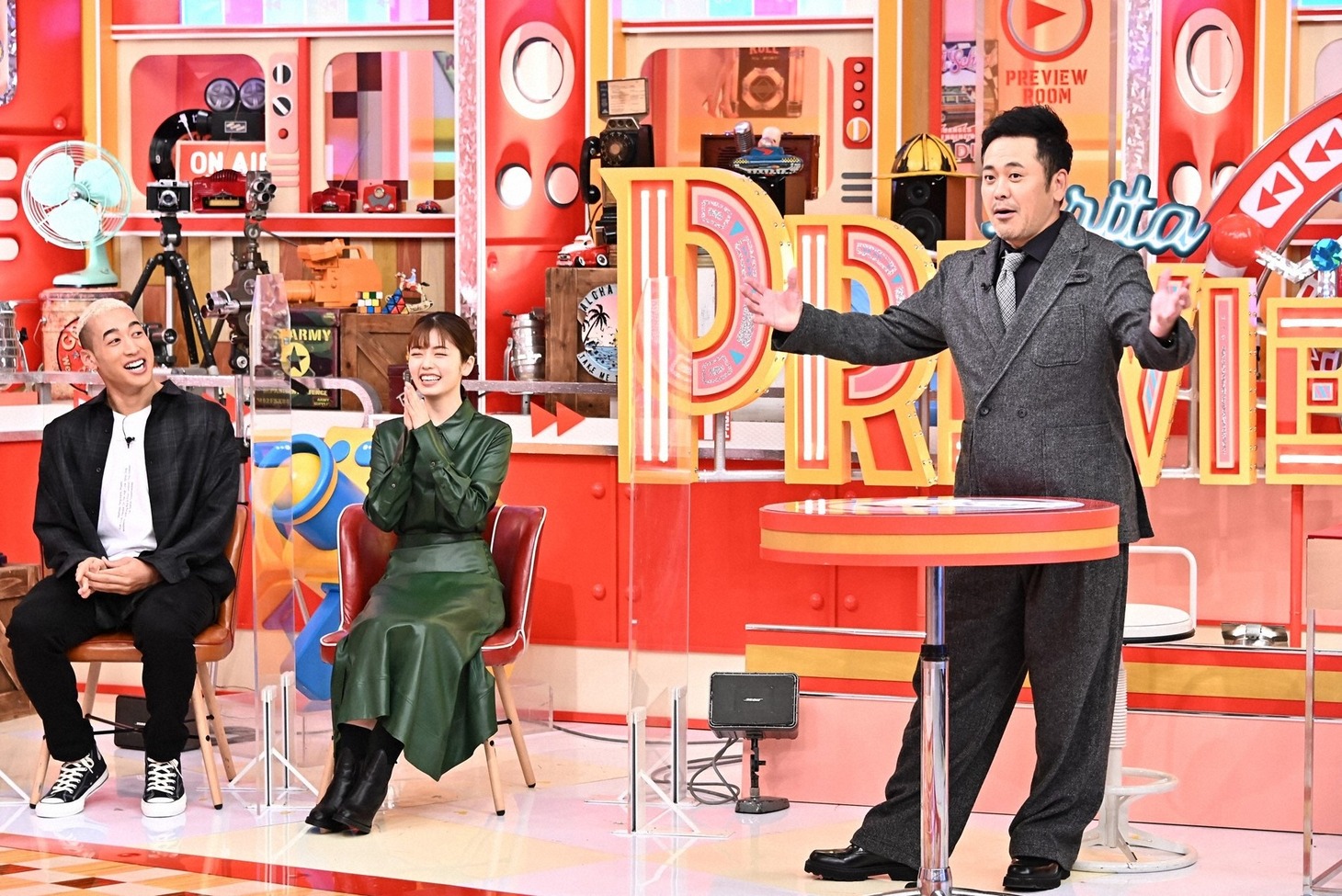 MCのくりぃむしちゅー有田とゲストの関口メンディー（左）、小芝風花（中央）。(c)TBS