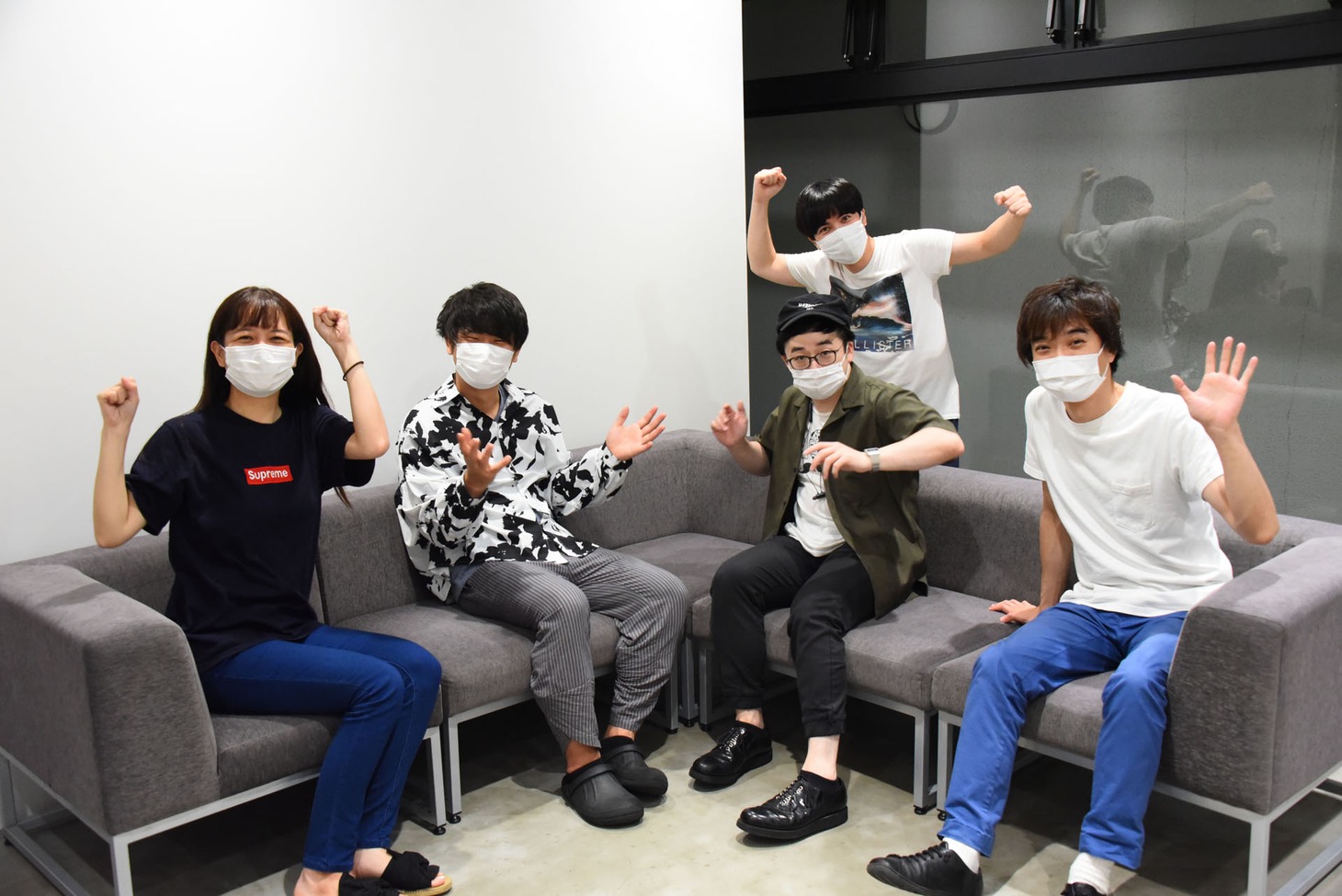 「溜口スーパードリームショー」の稽古場にて、（左から）ターリーターキー玉さん、肉体戦士ギガさん、タッカーノさん、ラブレターズ溜口さん、ザ・ギース高佐さん。