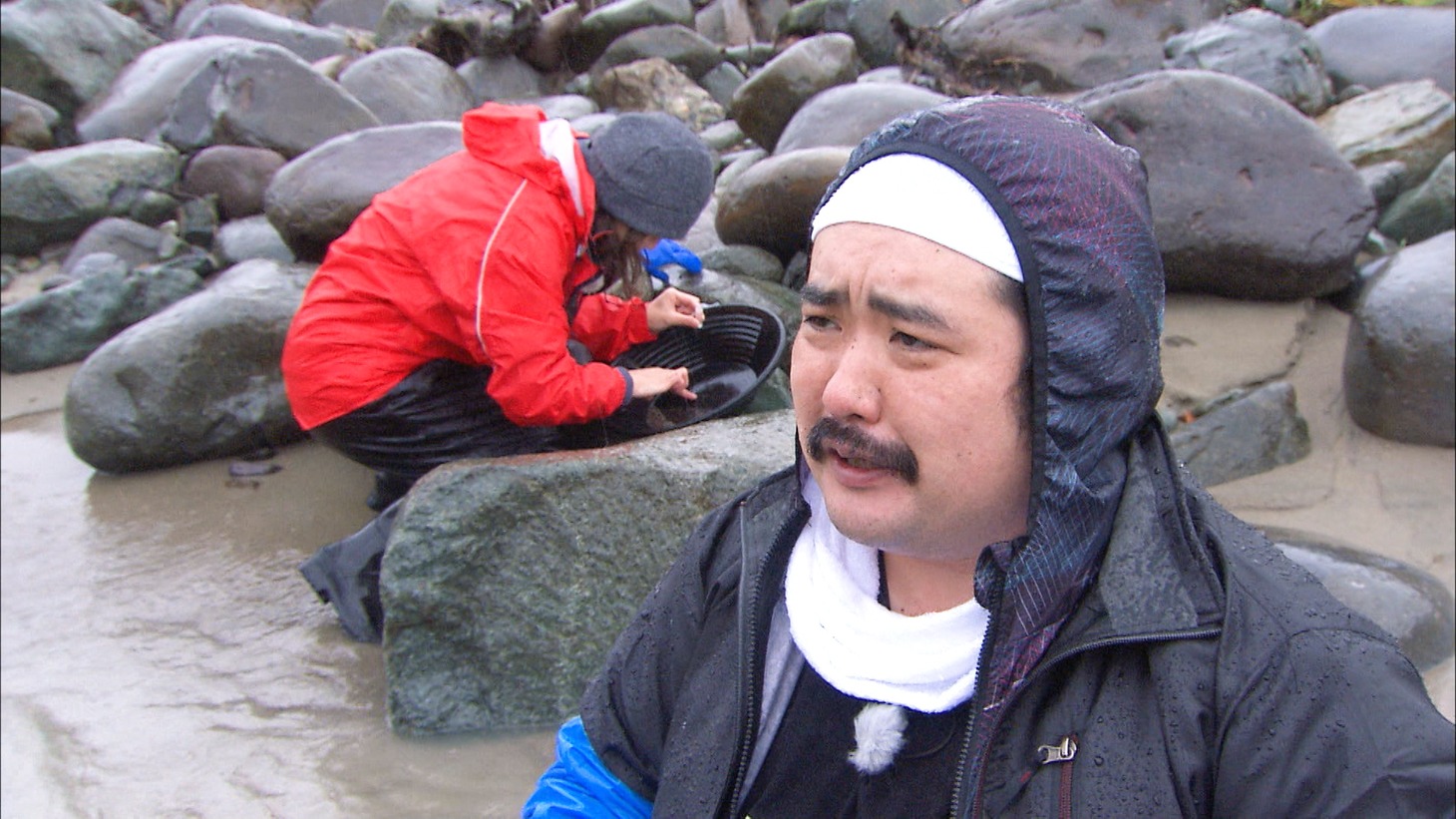 「相席食堂」で砂金採りに挑む空気階段・鈴木もぐら。