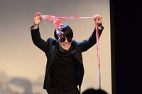 「溜口スーパービッグショー」より、溜口さん扮するトム・クルーズがマジックに挑戦した場面。