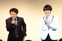 「溜口スーパーディナーショー」より、軽快にトークするタッカーノさん（左）と溜口さん（右）。