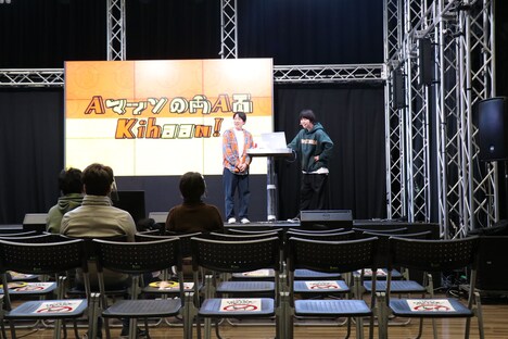 編成局長をはじめ“嘘みたいにランクの高い人”たちが着席する会場。