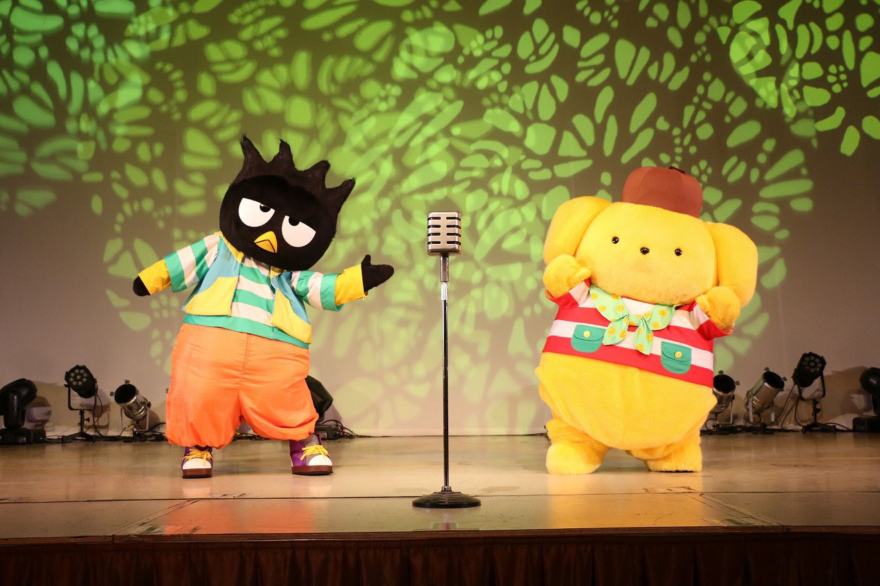 漫才「ふたりの好きなモノ」を披露するバッドばつ丸（左）とポムポムプリン（右）。