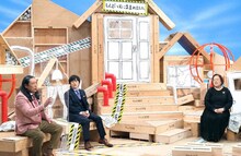 “水木しげるの娘”とトークするロバート秋山とバカリズム。