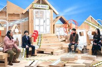 “藤岡弘、の娘＆息子”とトークするロバート秋山とバカリズム。