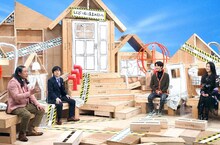 “藤岡弘、の娘＆息子”とトークするロバート秋山とバカリズム。