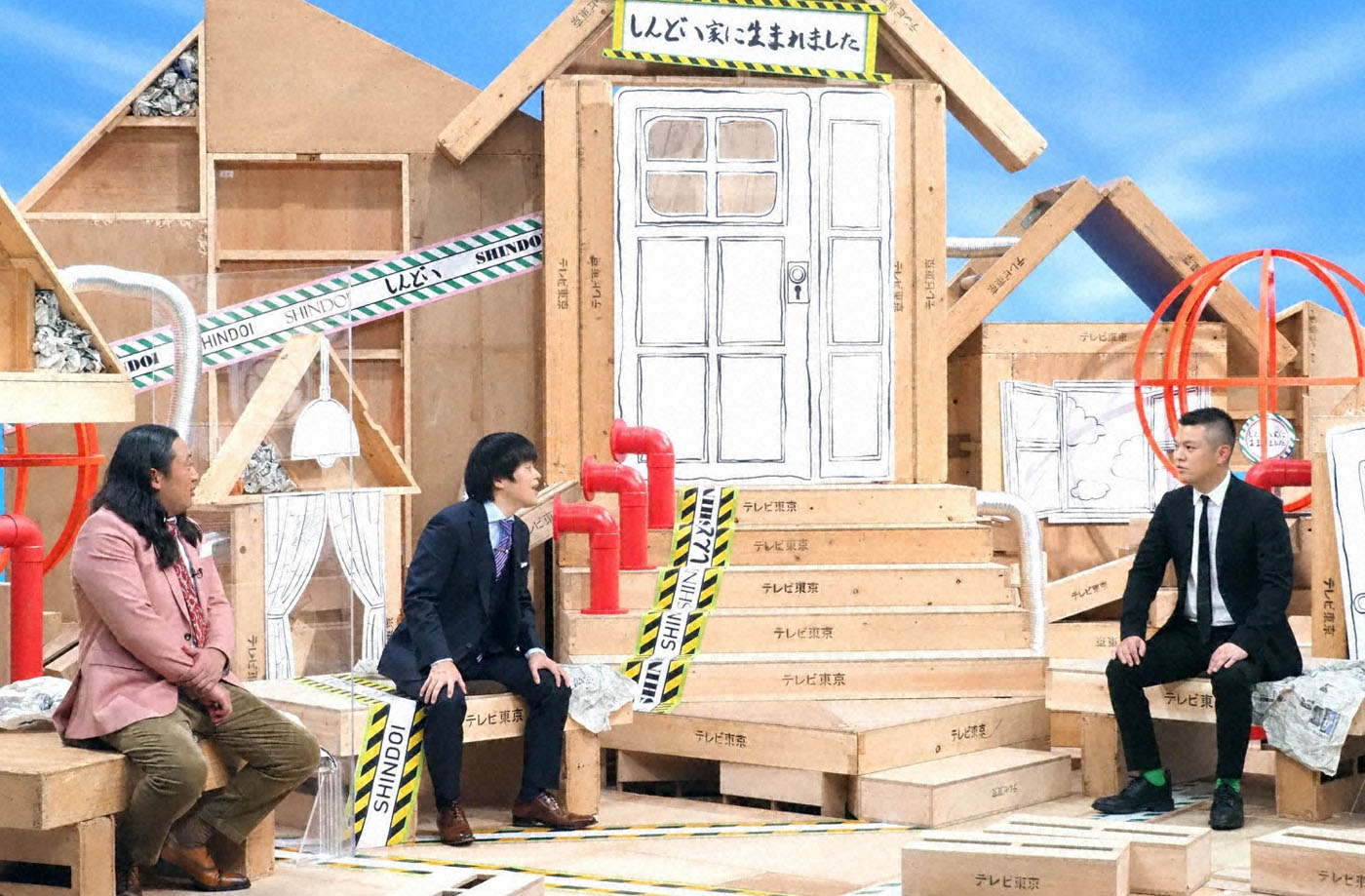 “コシノジュンコの息子”とトークするロバート秋山とバカリズム。