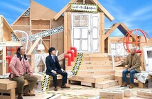 “黒澤明の息子”とトークするロバート秋山とバカリズム。