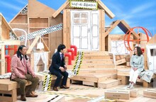 “ガッツ石松の娘”とトークするロバート秋山とバカリズム。