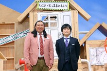 MCのロバート秋山（左）とバカリズム（右）。