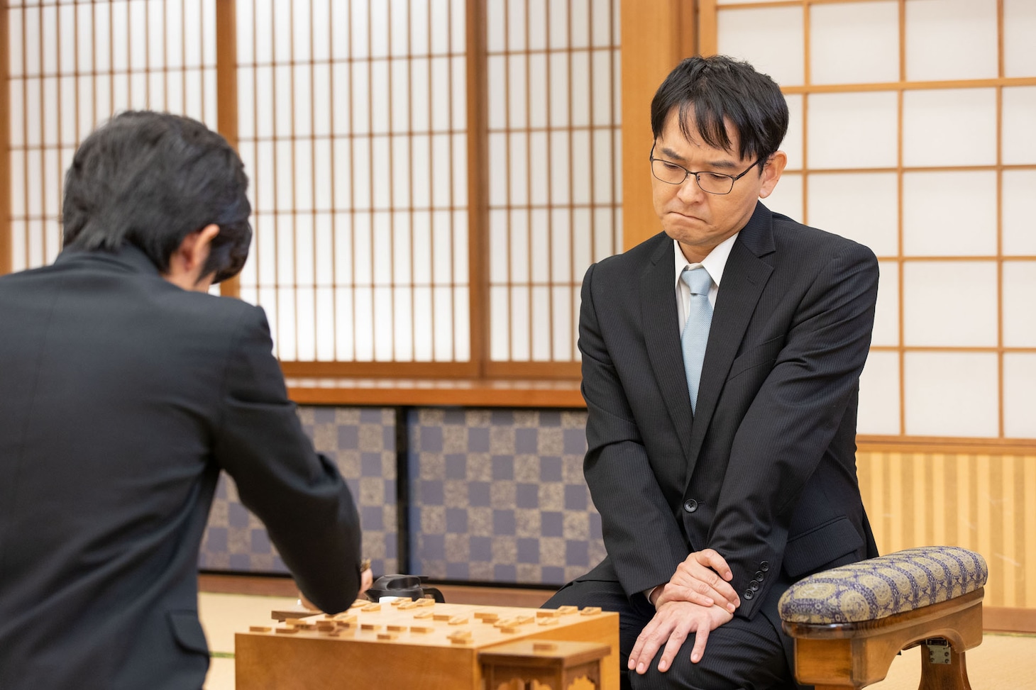 ドラマ「うつ病九段」より、ナイツ土屋演じる羽生善治（右）。