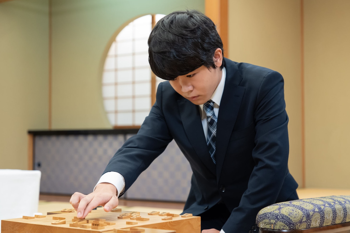 ドラマ「うつ病九段」より、鈴木福演じる藤井聡太。