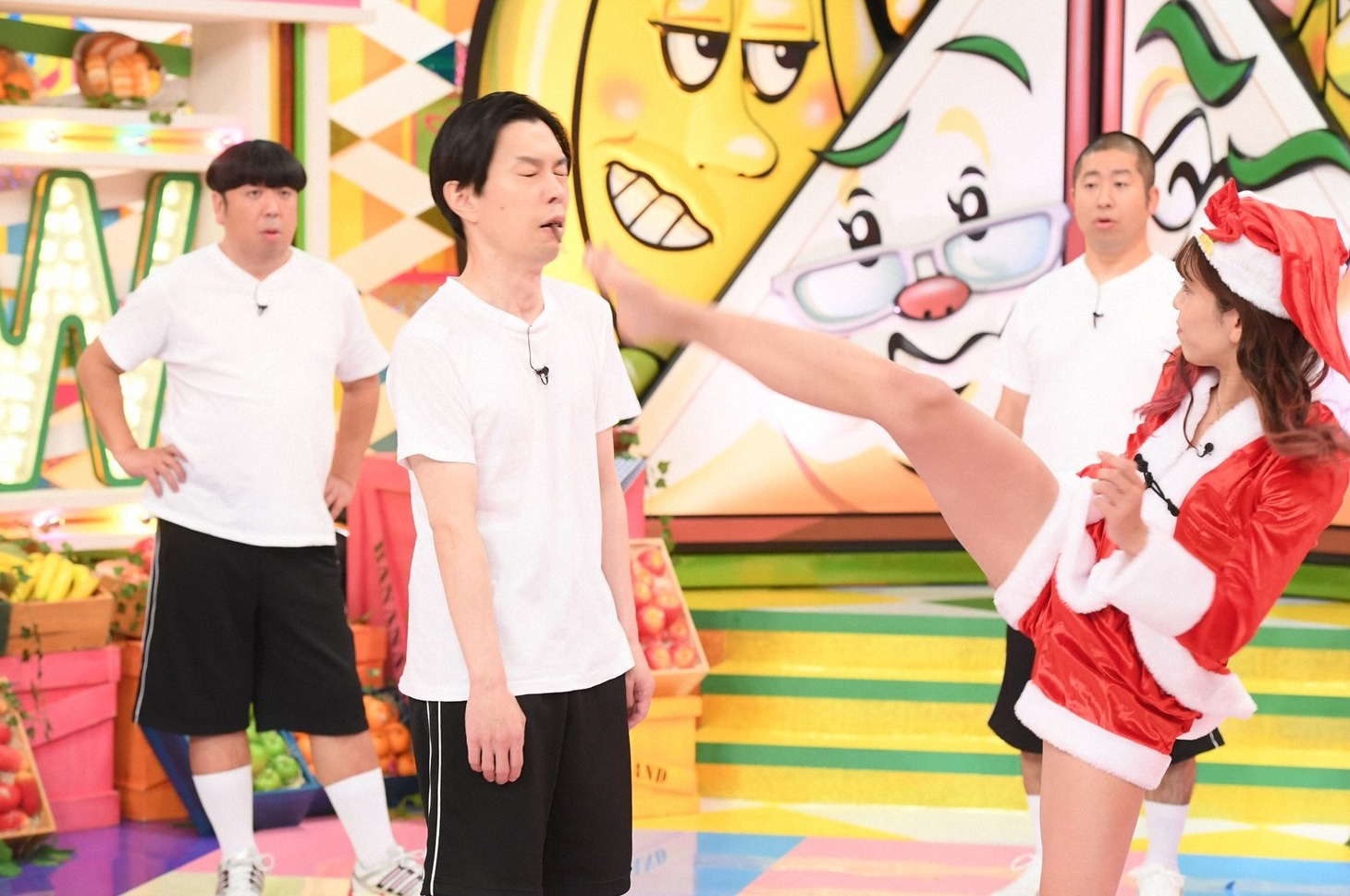 ハライチ岩井がノーリアクション対決に臨むワンシーン。