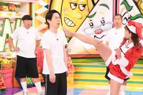 ハライチ岩井がノーリアクション対決に臨むワンシーン。