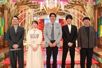 「ザ・細かすぎて伝わらないモノマネ」に出演する（左から）バナナマン設楽、吉岡里帆、石橋貴明、中川大志、バナナマン日村。(c)フジテレビ