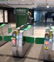 「切符を探す大水」の画像。