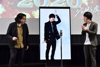 トリオ漫才を披露する見取り図と中川大志。