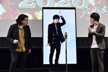 トリオ漫才を披露する見取り図と中川大志。