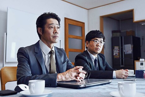 映画「ザ・ファブル 殺さない殺し屋」より、左から堤真一演じる宇津帆、パンクブーブー黒瀬演じる井崎。