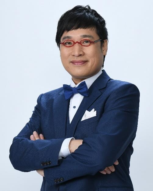 「DRAGON CHEF 2021」番組MCの南海キャンディーズ山里。(c)DRAGON CHEF 2021