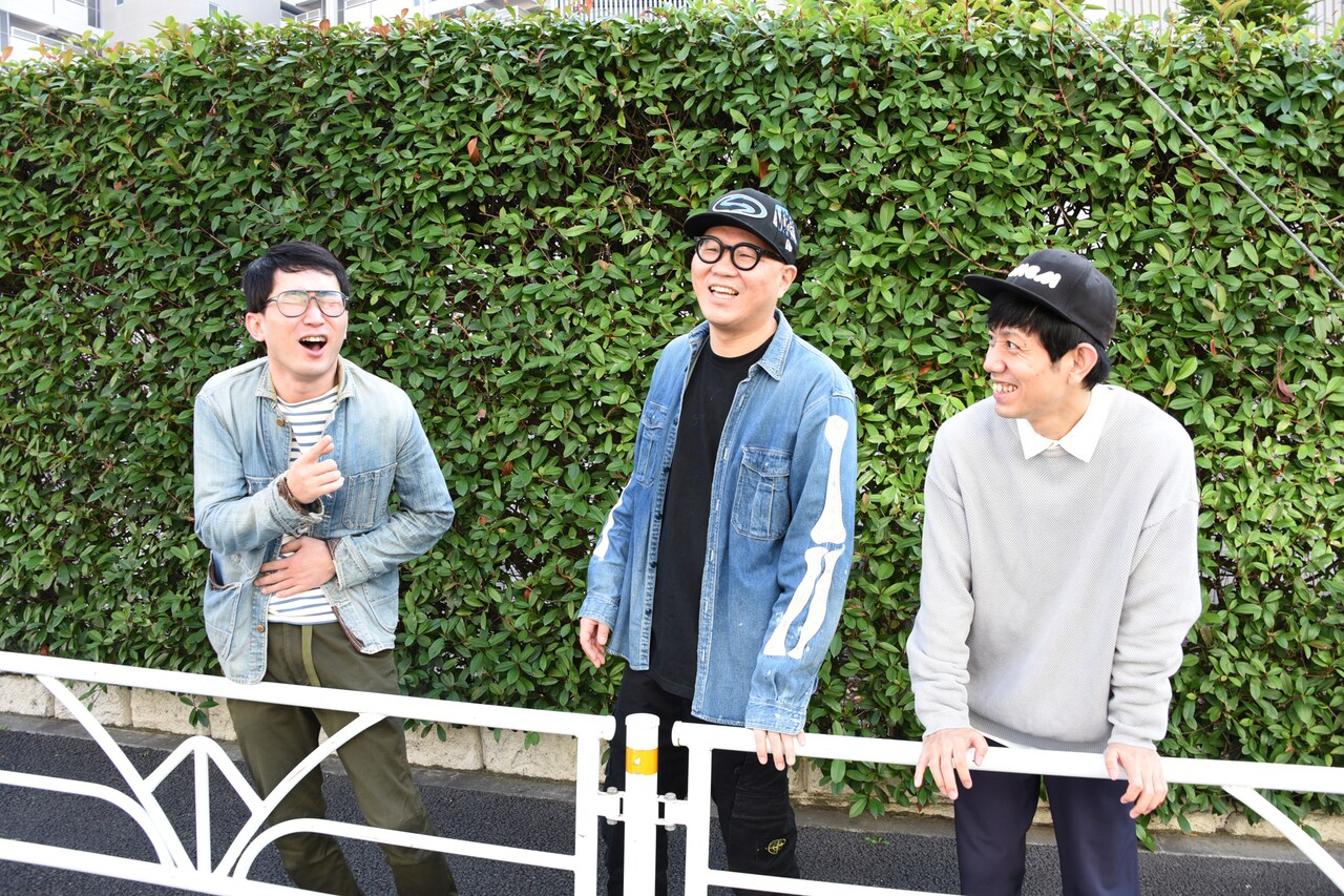 「談笑している感じ」をリクエストするとこんなポーズを取ってくれました。