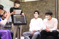 LINE LIVE「感謝感激マンゲキより重大なお知らせ」の様子。