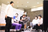 LINE LIVE「感謝感激マンゲキより重大なお知らせ」の様子。