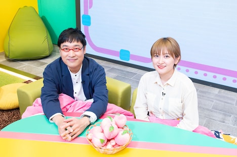 南海キャンディーズ・山里（左）、ラランド・サーヤ（右）。