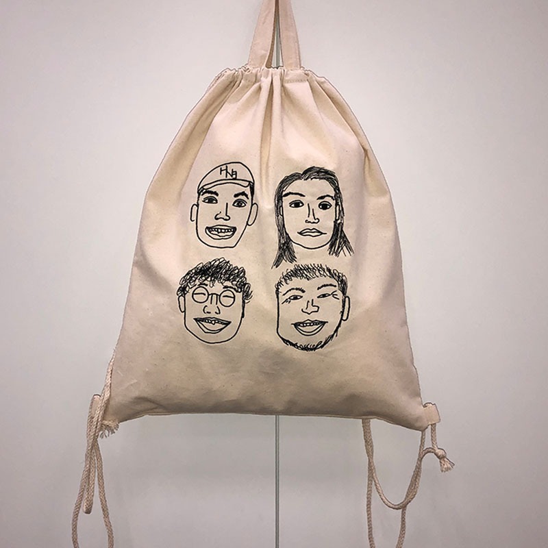杉野遥亮描き下ろしイラストの刺繍入りナップサック。