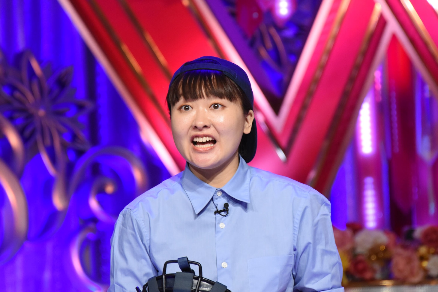 女審判のネタを披露する吉住。