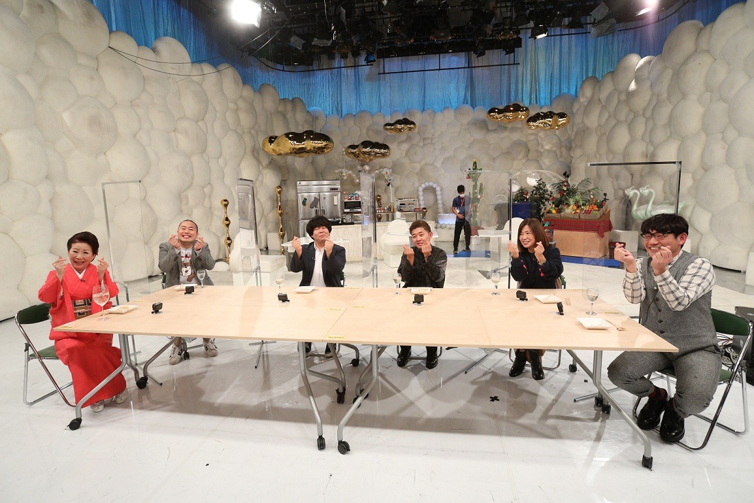 配信オリジナル番組「かりそめの宴」に出演する（左から）仁支川峰子、ハナコ岡部、宮下草薙・草薙、四千頭身・後藤、大久保佳代子、ずん飯尾。(c)テレビ朝日