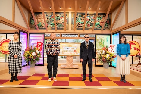 左から浅野里香（NHKアナウンサー）、笑福亭鶴瓶、タモリ、小野文惠（NHKアナウンサー）。(c)NHK