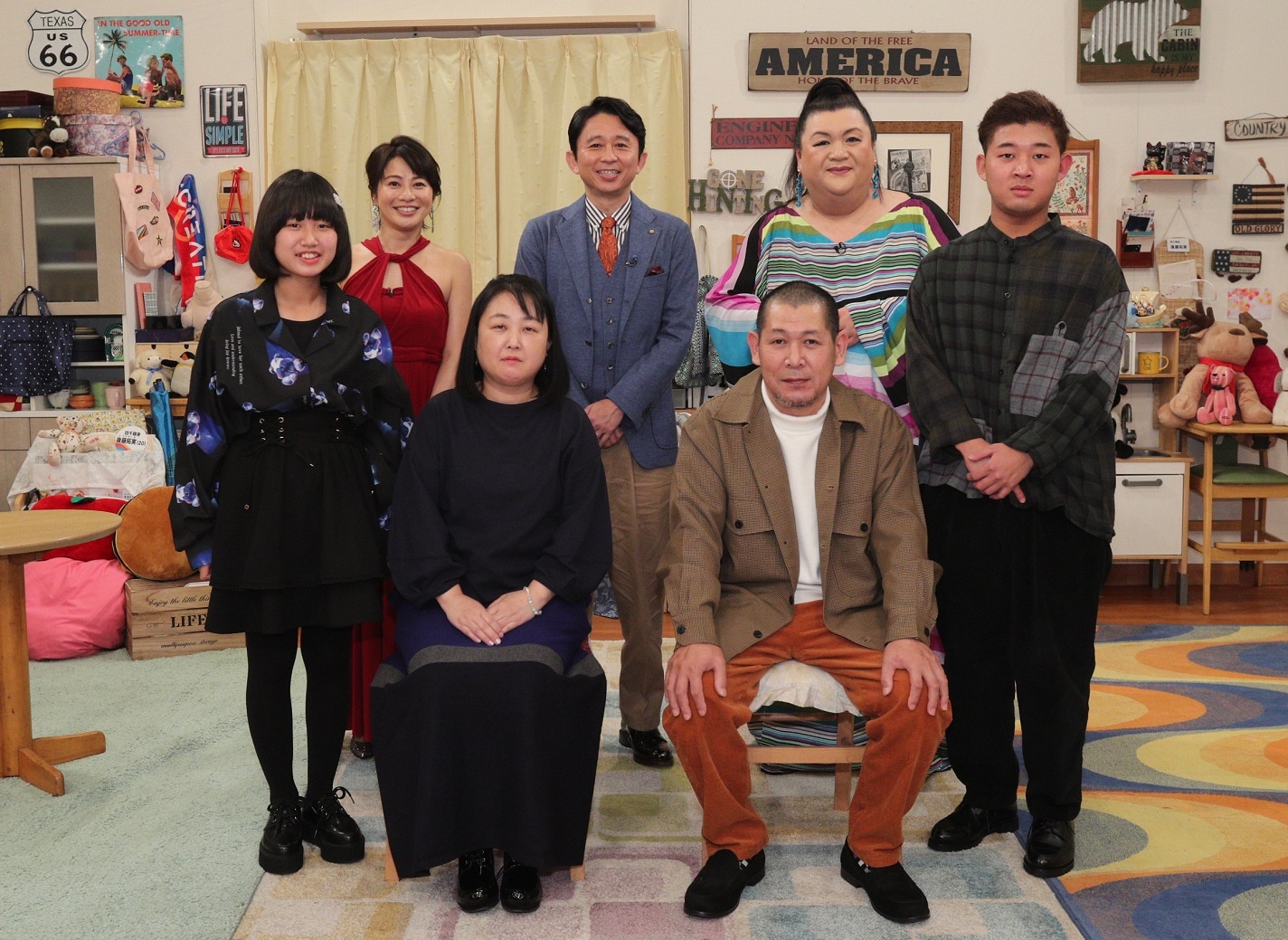 「マツコ＆有吉 かりそめ天国 3時間スペシャル」に出演する、四千頭身・後藤ファミリー（手前）と、後方左から久保田直子アナ、有吉弘行、マツコ・デラックス。(c)テレビ朝日