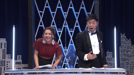 サブMCのゆきぽよ（左）とMCのパンサー尾形（右）。