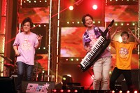 「ロンドンハーツ 50TA×50PA」より、50PAのライブの様子。