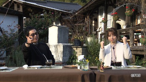 左から今田耕司、桑原優実。