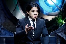 都市伝説テラーとして登場するマヂカルラブリー・野田クリスタル。