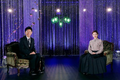 島田秀平（左）と石原さとみ（右）。