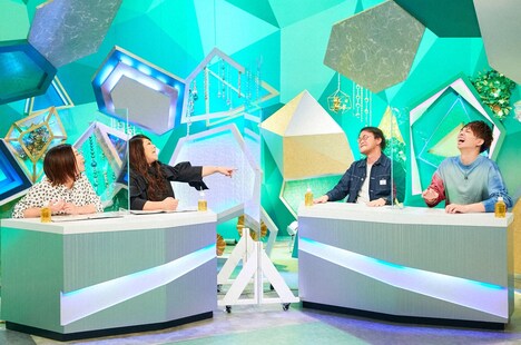 （左から）海原やすよ ともこ、アインシュタイン。(c)ABCテレビ