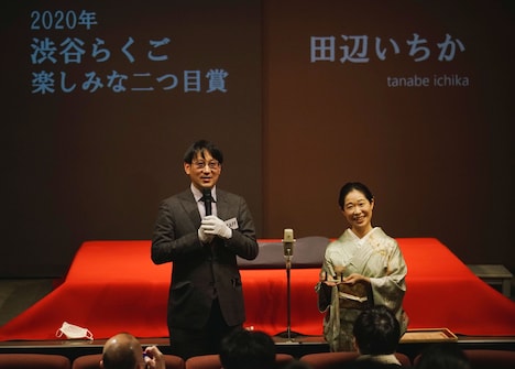 「楽しみな二つ目賞」を受賞した講談師の田辺いちか（右）。