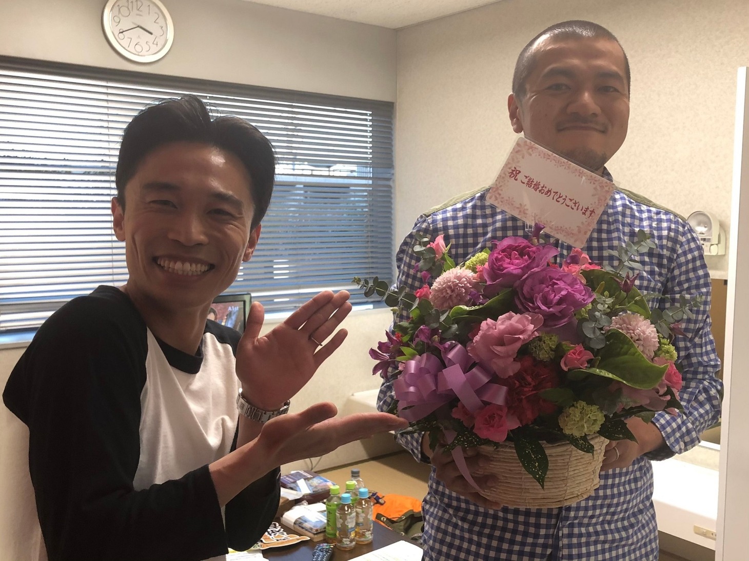 祝福を受けるカミナリまなぶ（右）と、笑顔を見せるカミナリたくみ（左）。