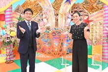 MCの（左から）南海キャンディーズ山里、SHELLY。(c)TBS