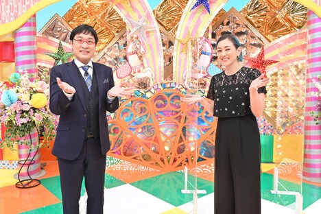 MCの（左から）南海キャンディーズ山里、SHELLY。(c)TBS