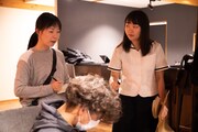 映画「私をくいとめて」の撮影に臨む吉住（右）。
